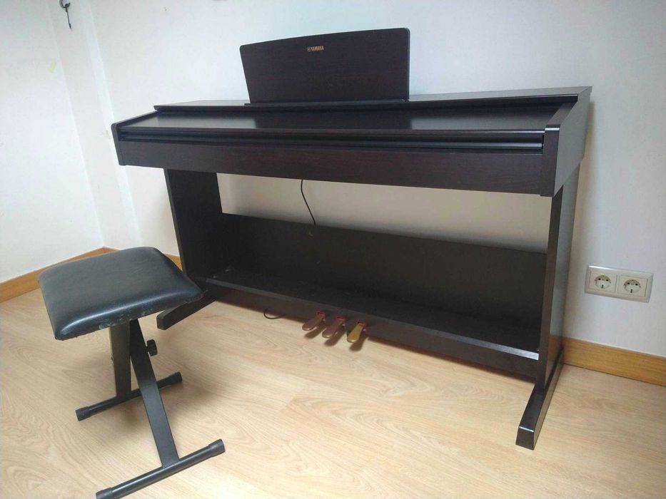 Piano YAMAHA digital c/ banco e adaptador