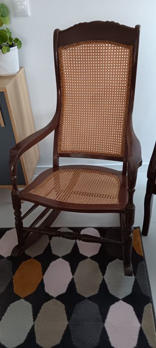 Cadeirão e cadeira de baloiço antigo