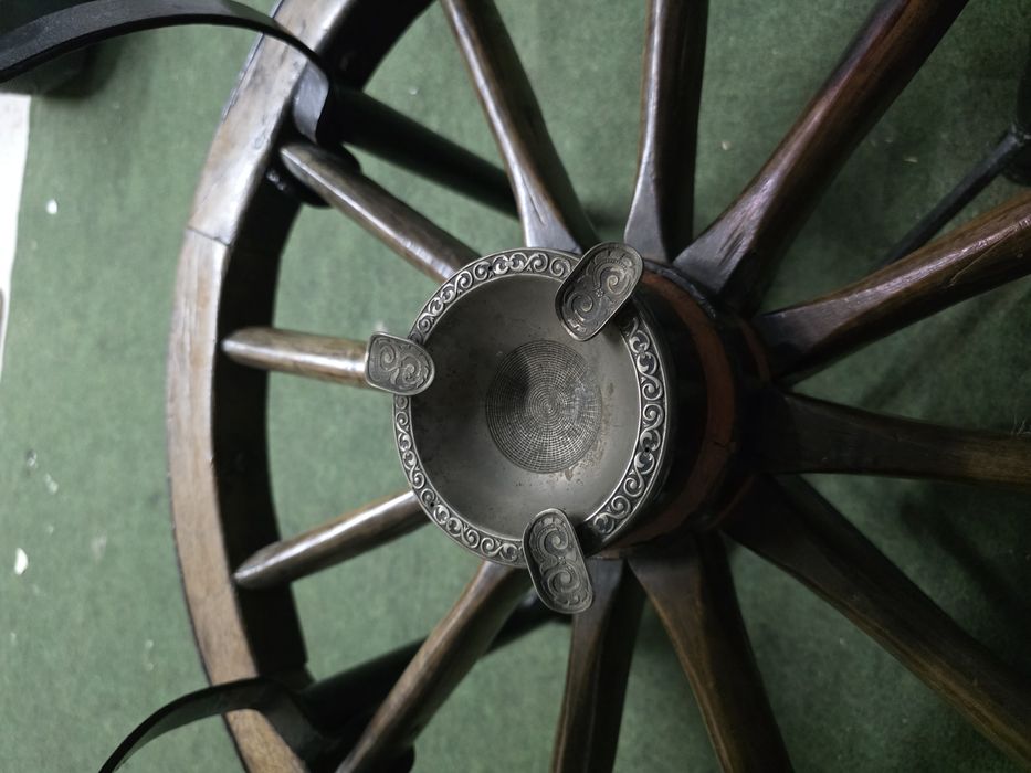 Mesa redonda roda carroça