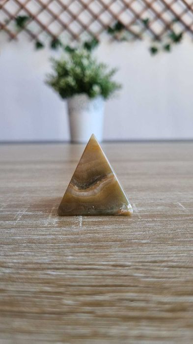 Pirâmide decorativa em pedra natural polida