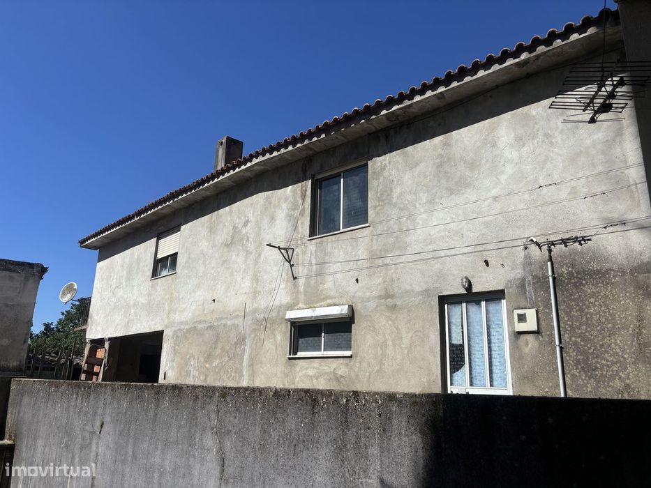 Moradia de 2 pisos com terreno no centro da Lousã