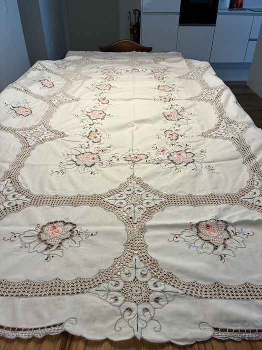 Toalha bordada portuguesa com 12 guardamapos