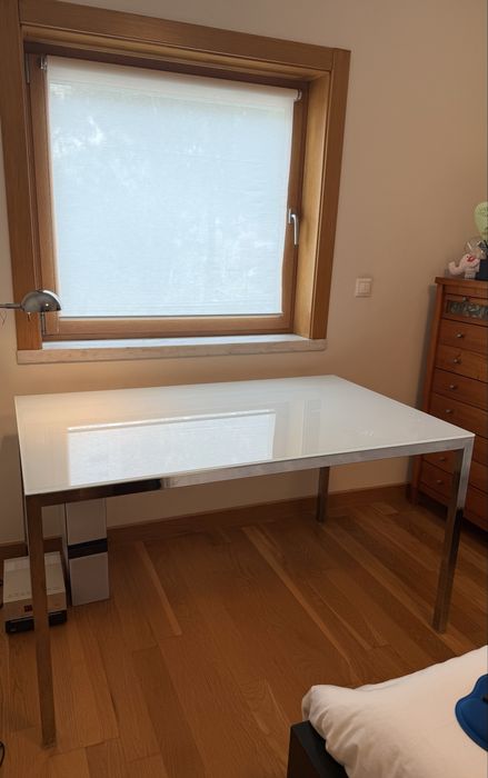 Mesa com tampo de vidro fusco