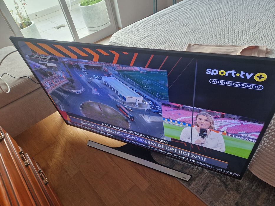 Televisor Samsung de 55 polegadas em perfeito estado.Com um simples traço vertical e uma bola clara no canto. Sem problema. Tudo a funcionar