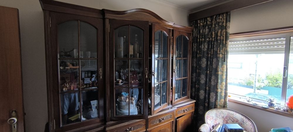 Móvel de Sala / Cristaleira Clássica em Madeira Maciça – Excelente Estado