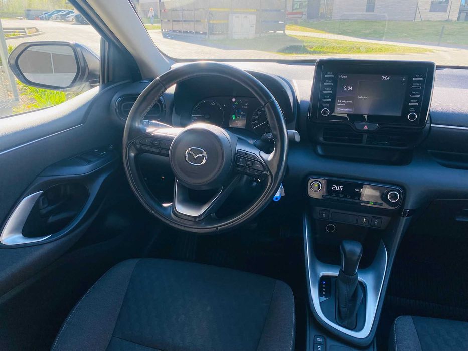 Mazda 2 hybrid 2022 Salon Polska jak Yaris