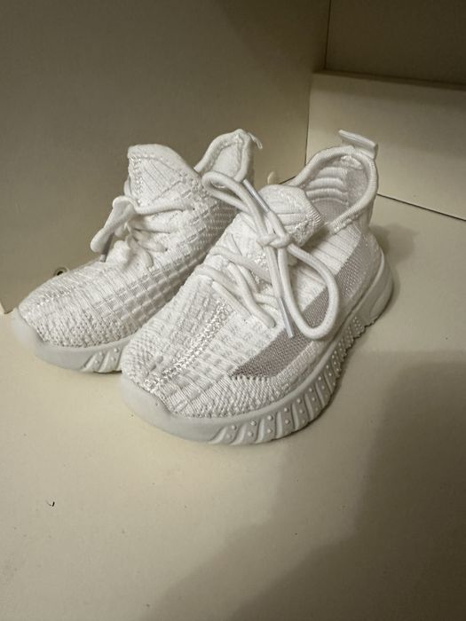 Дитячі білі кросівки