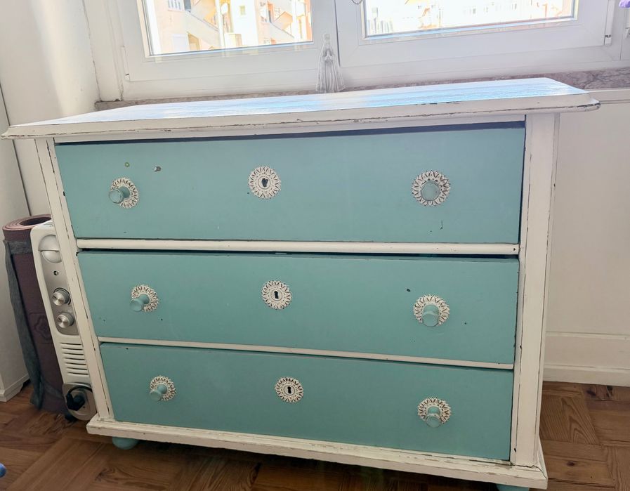 Vendo cómoda! Pode ser usada tanto no quarto como na sala!