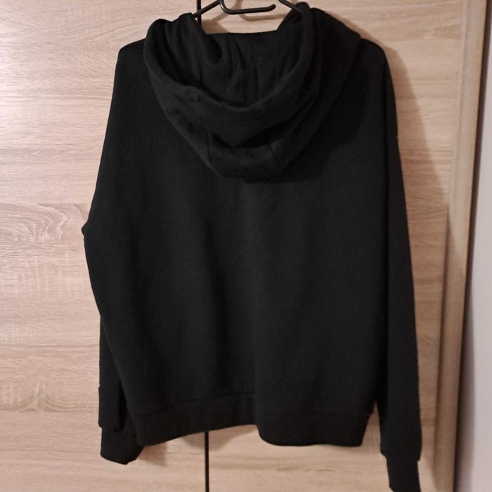 Czarna bluza z kapturem i nadrukiem Cropp / rozmiar M