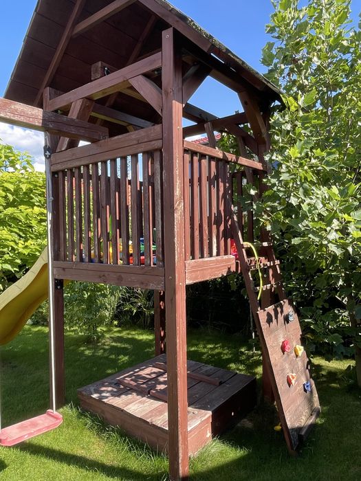 Domek, zjeżdżalnia, huśtawki.