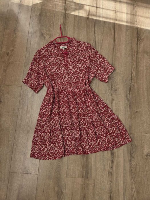 Sukienka w kwiaty czerwona boho etno rustykalna Magasin Du Nord