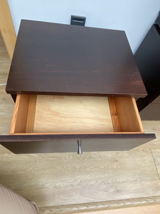 Cama de casal desmontada + 2 mesas cabeceiras