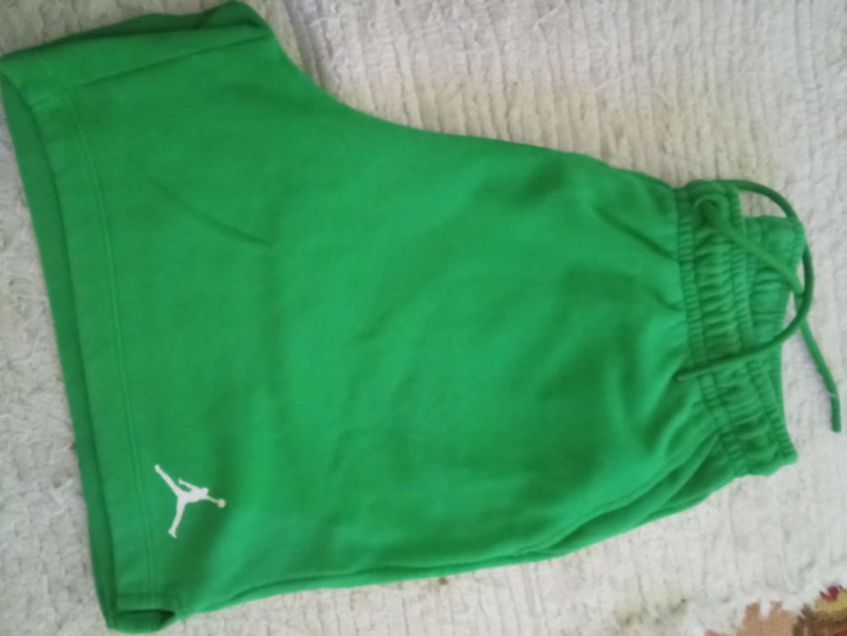 Vendo calções verdes de fato de treino Jordan