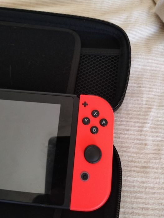Nintendo switch com comandos, fios e acessórios