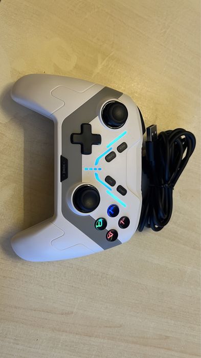 Pad bezprzewodowy do konsoli biały