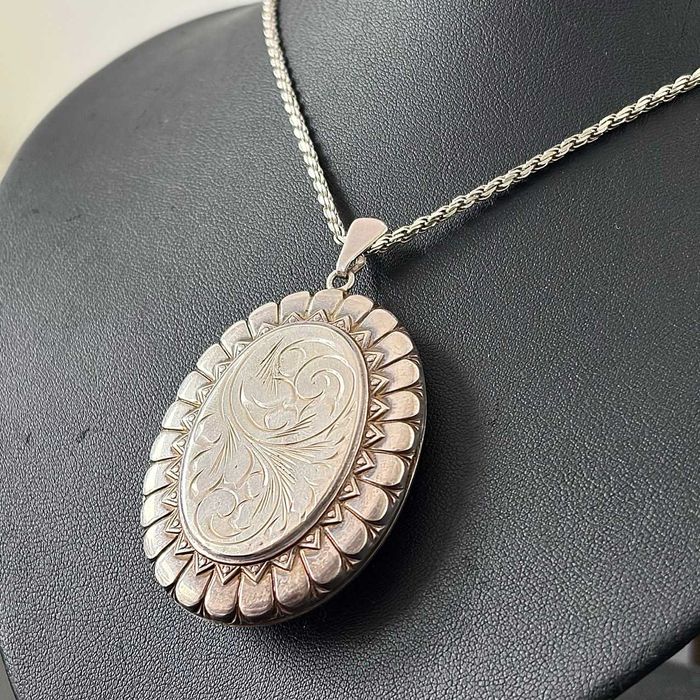 Srebrny medalion (sekretnik) wykonany ze srebra próby 925