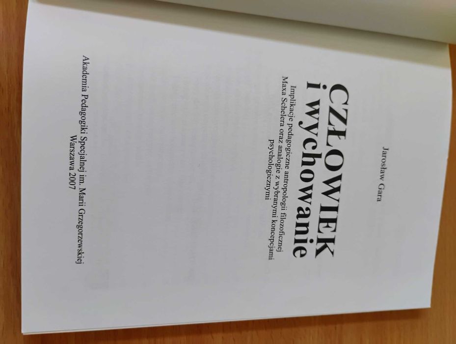 Książka "Człowiek i wychowanie", Jarosław Gara
