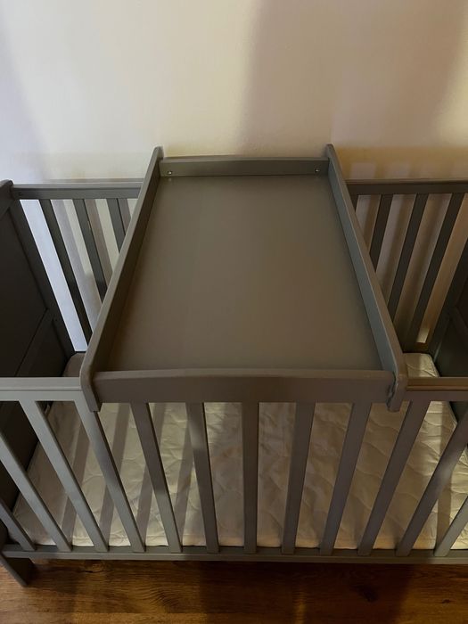 Łóżeczko dziecięce z przewijakiem