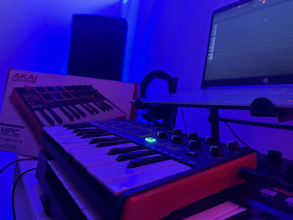AKAI MPK mini (bom estado)
