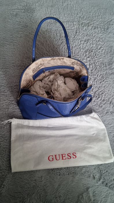 Piękna elegancka niebieska torebka GUESS