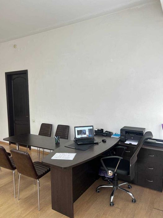 Гарнітур стіл керівника та стіл для переговорів разом зі стільцями