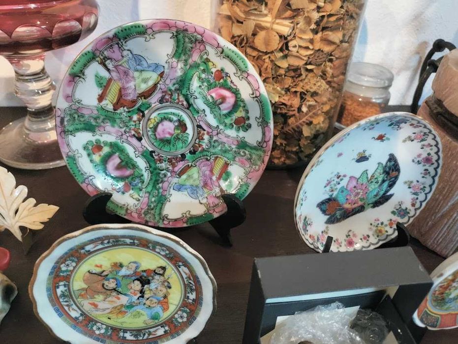 Peças decorativas de vitrine e azulejo humorístico