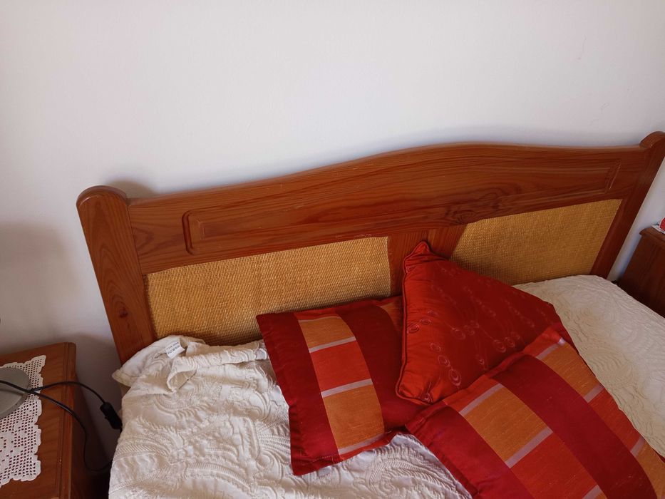 “Conjunto de quarto em madeira com aplicações em palhinha entrançada