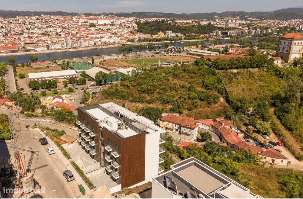 Apartamento T4 com garagem em zona de Santa Clara