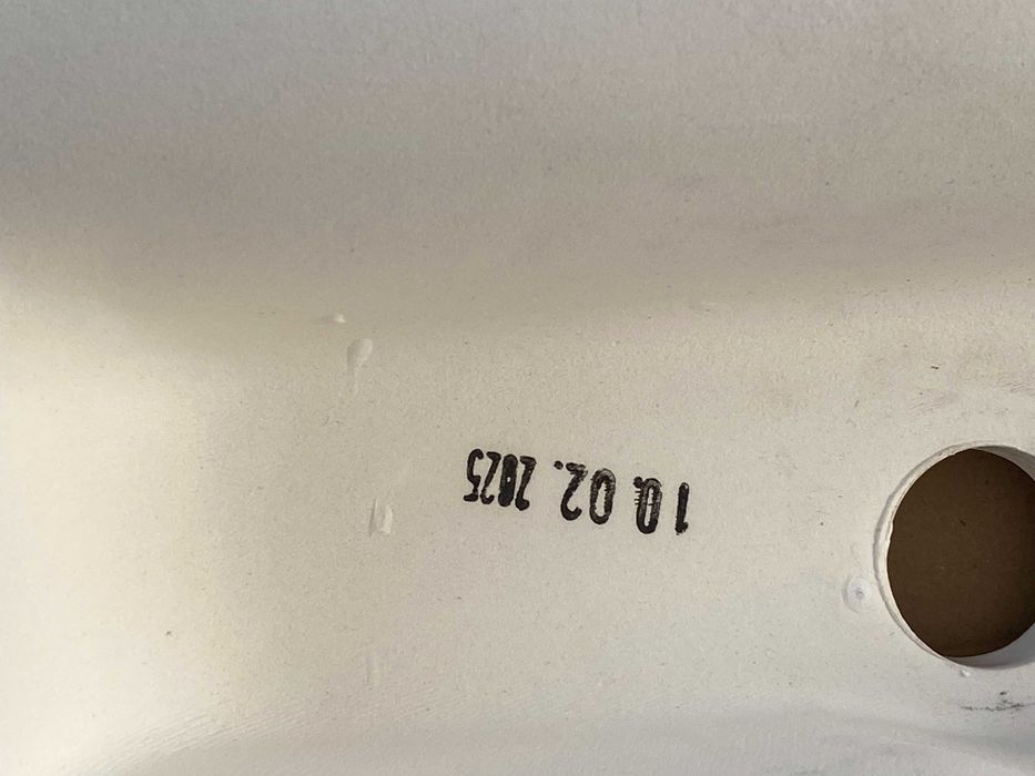 sprzedam umywalkę łazienkową nowa lekko uszkodzona