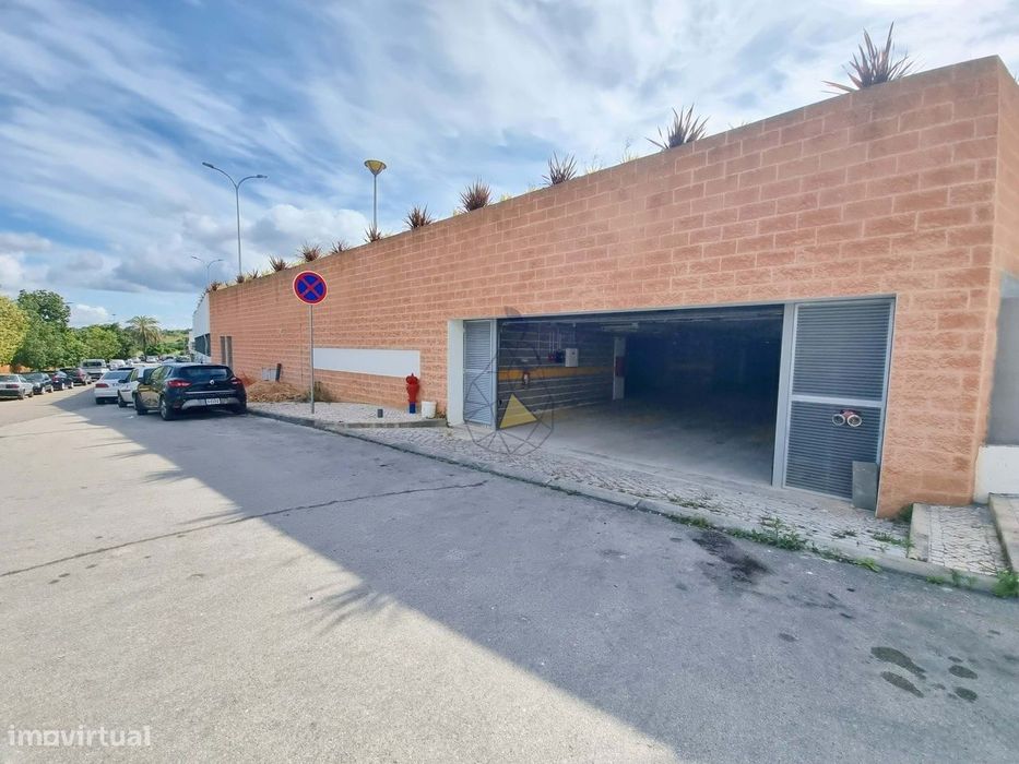Garagens Box à Venda em Portimão — de 16 m² a 28 m², entre a estação d