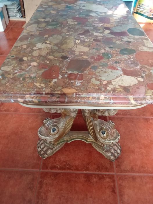 Mesa de sala com tampo de brecha da Arrábida