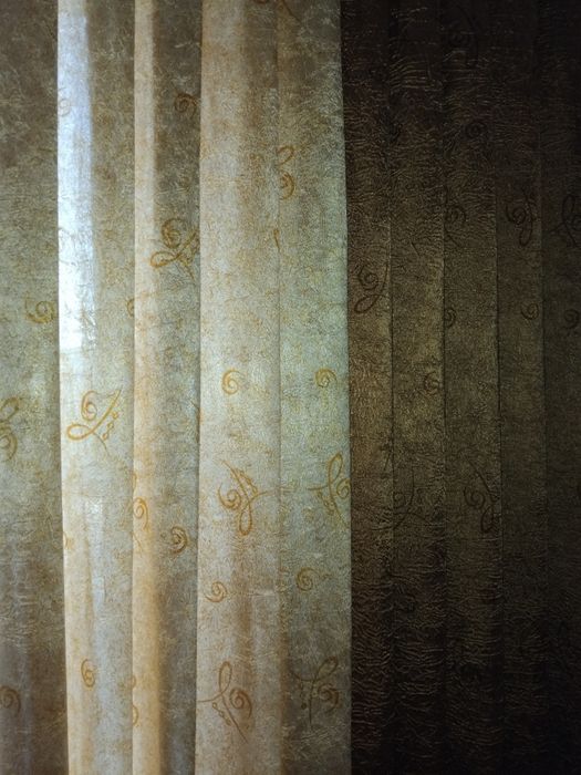 Большая штора плотная двухцветная.