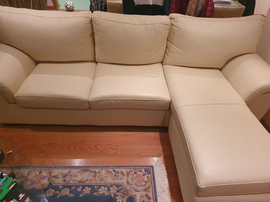 Vendo um sofa em pele. Cor beje res lugares chaise long.  como novo.