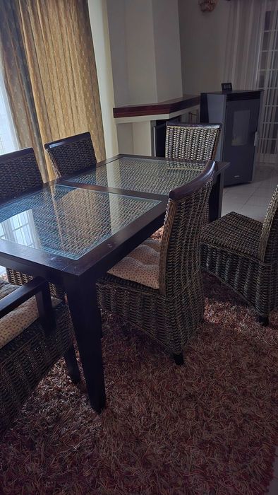 Conjunto de mesa e cadeiras de sala