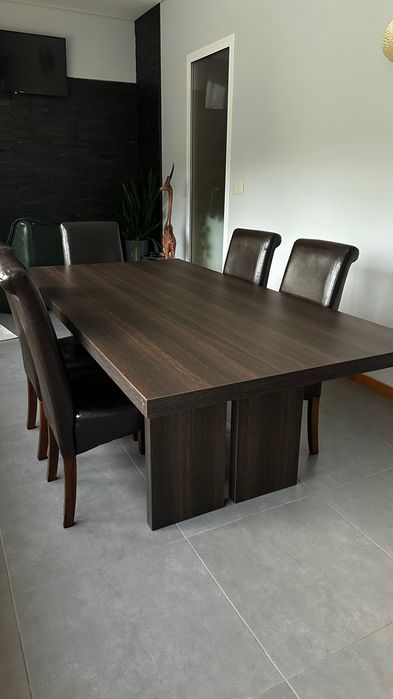 Móveis de sala - mesa, cadeiras e aparador