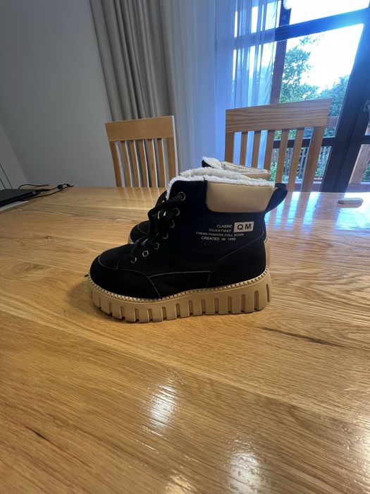 Czarne buty z futerkiem na grubej podeszwie. Sneakersy 39 /24 cm