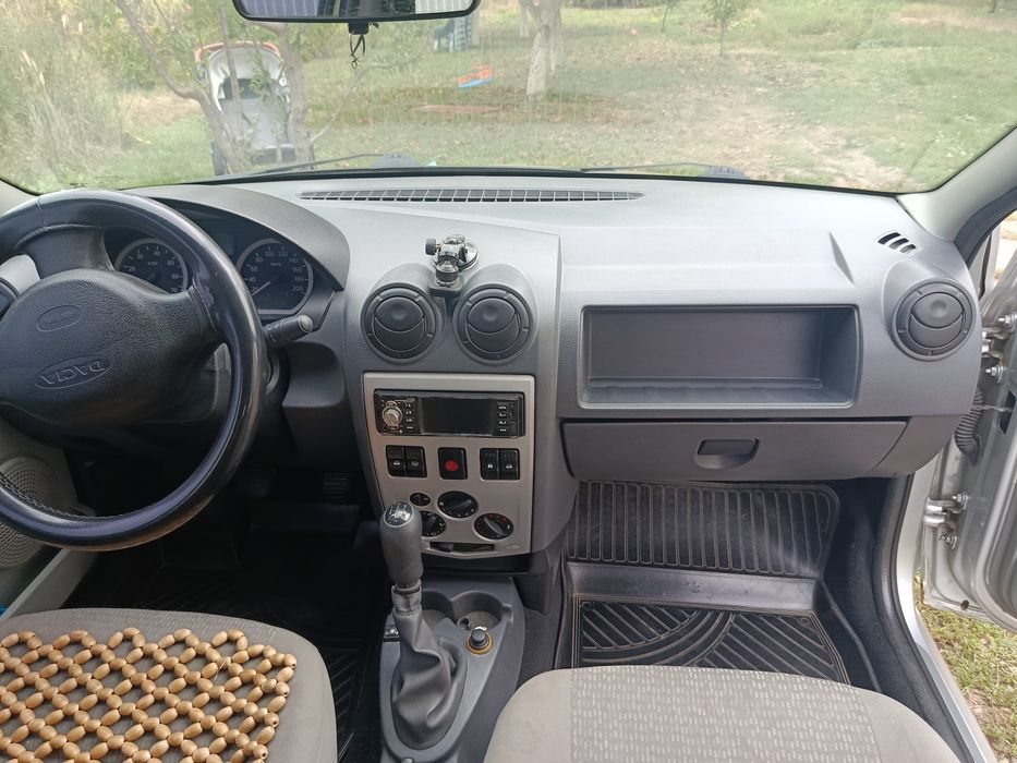Автомобіль Дача Логан
