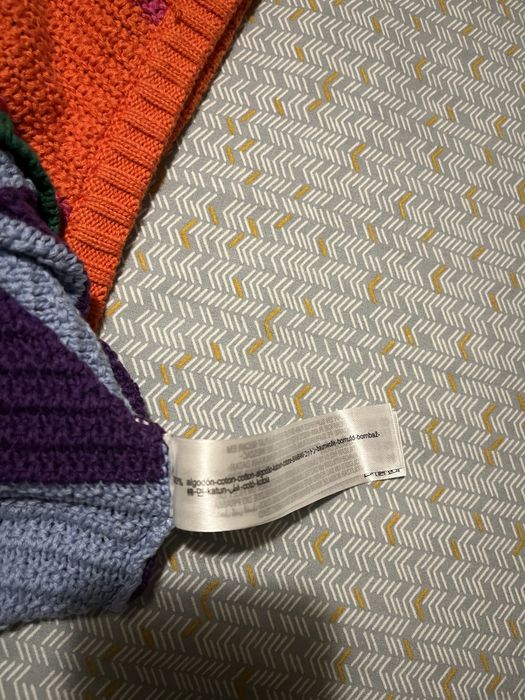 Vendo colete juvenil em tons laranja, verde e azul