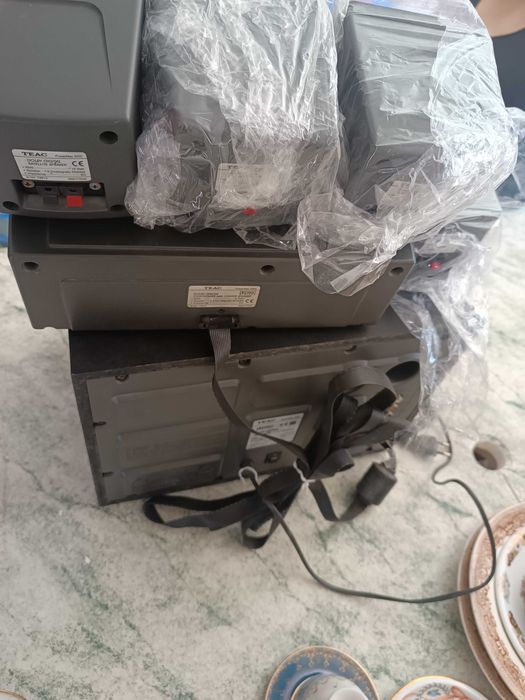 Colunas dolby surround teac.