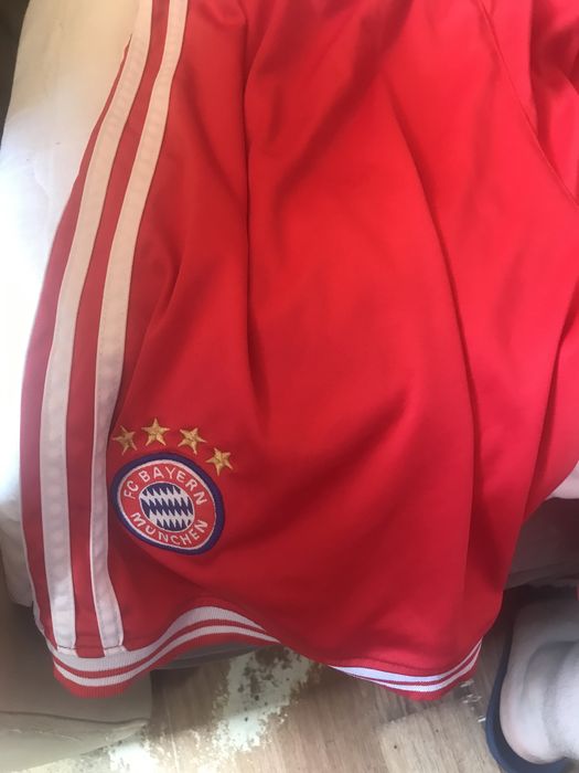 czerwone spodenki bayernu