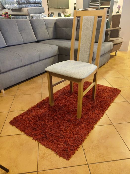 Wyprzedaż rocznika 2025 stół z czterema krzesłami