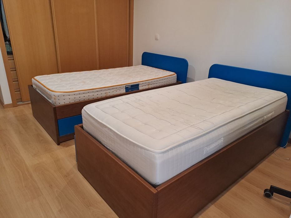 Camas Cerne e  mesa de cabeceira