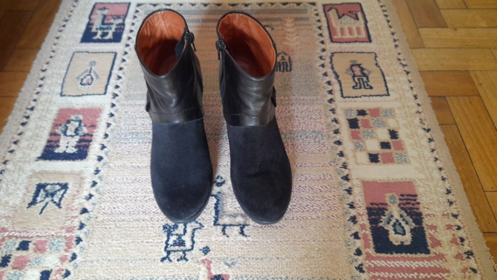 Botins pretos com sola rasto, 7cano em camurça e restante em pele