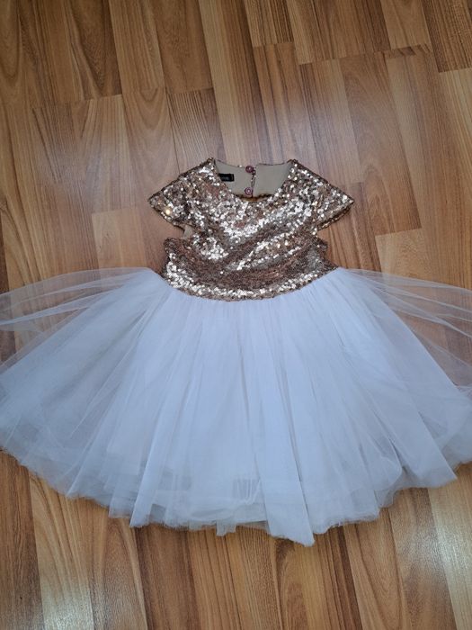 Платя пишне на рік на свято сукня