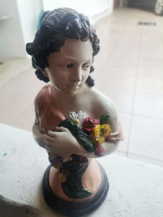 Busto de mulher pintada a mão