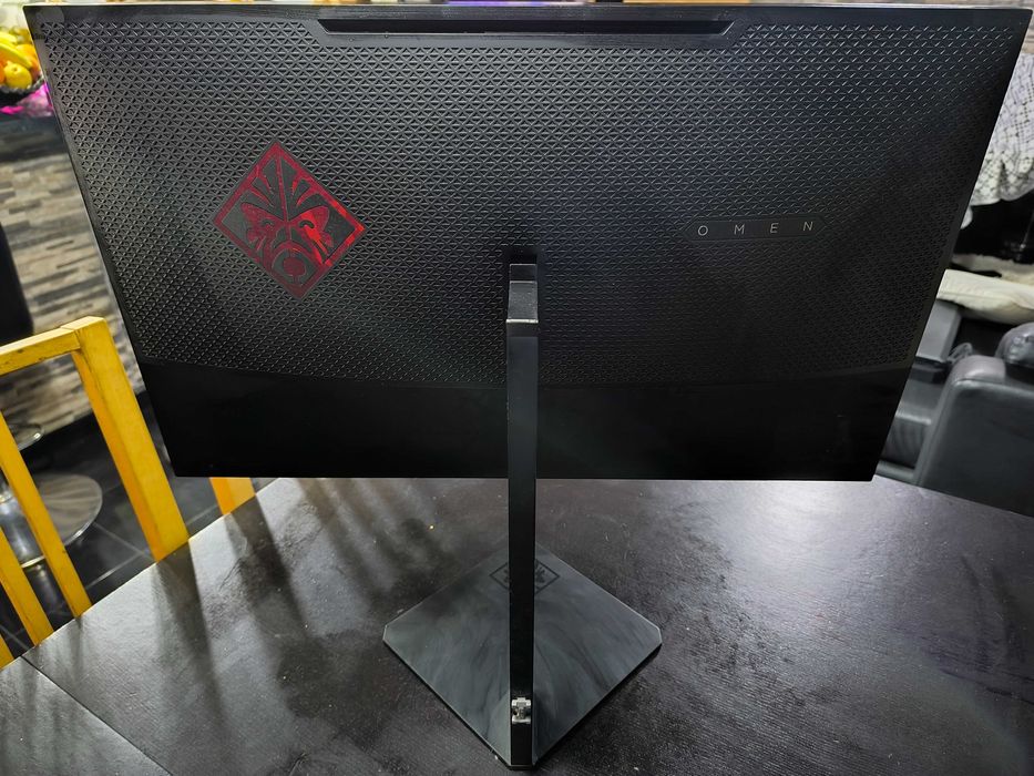 HP Omen 27 (Z4D33AA) com oferta de Suporte p/Monitor Ewent EW1268 RGB