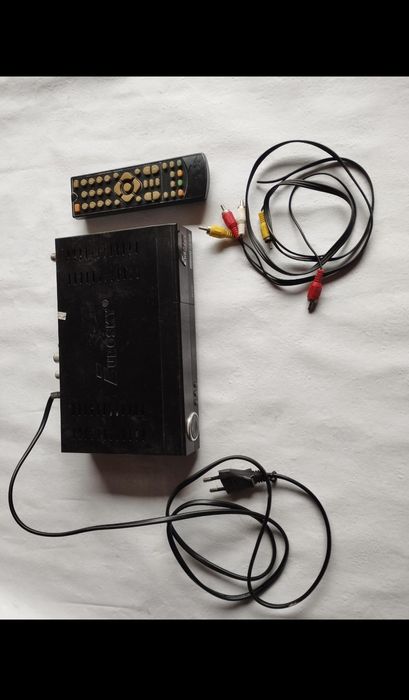 Тюнер супутниковий