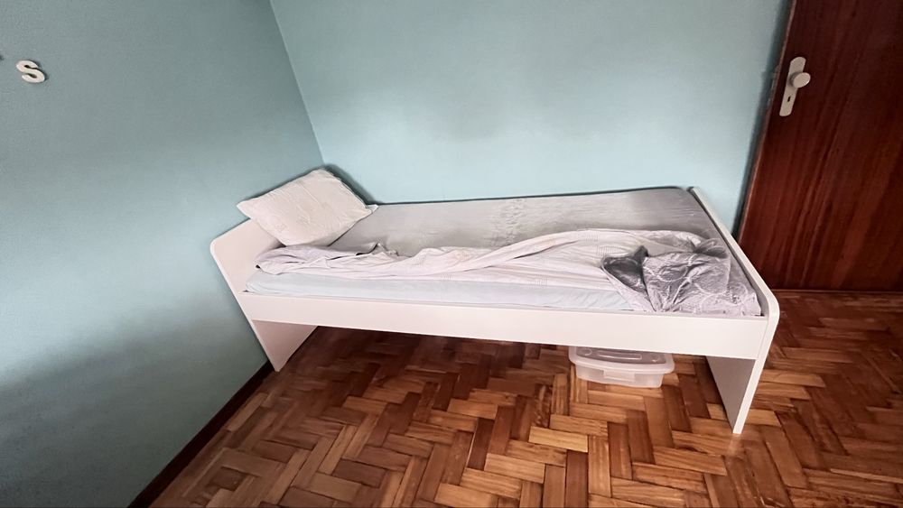 Duas bicicletas e uma cama