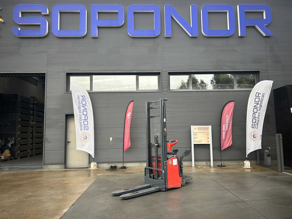 Stacker Elétrico Linde 1400 Kgs com plataforma de operador