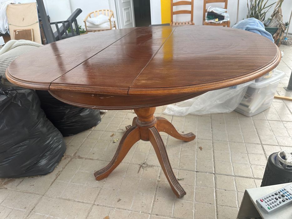 Mesa de sala de estar redonda em madeira